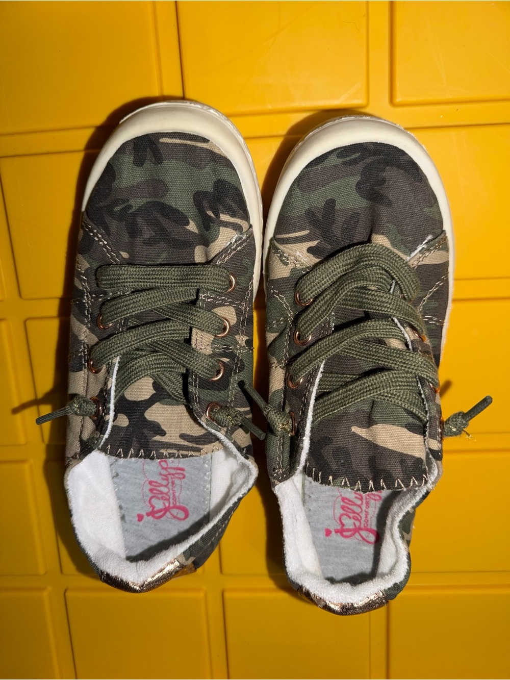 Jellypop Girls Camo Lace-Up Sneakers in Olive Green and Khaki